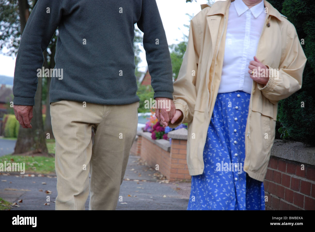 Personnes âgées married couple holding hands walking down a street Royaume-uni Banque D'Images