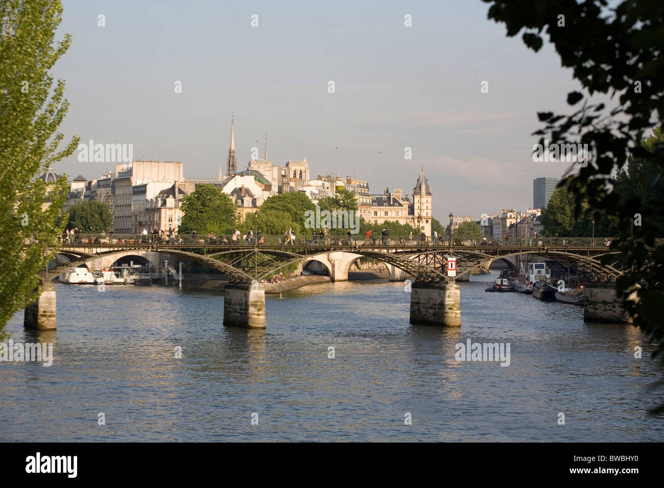 Le Pont des Arts avec le Pont Neuf et l'île de la Cité à l'arrière-plan Banque D'Images