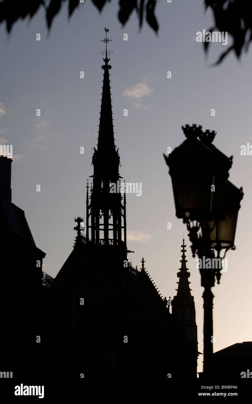 La flèche de la Sainte-Chapelle silhoutted contre le ciel Banque D'Images