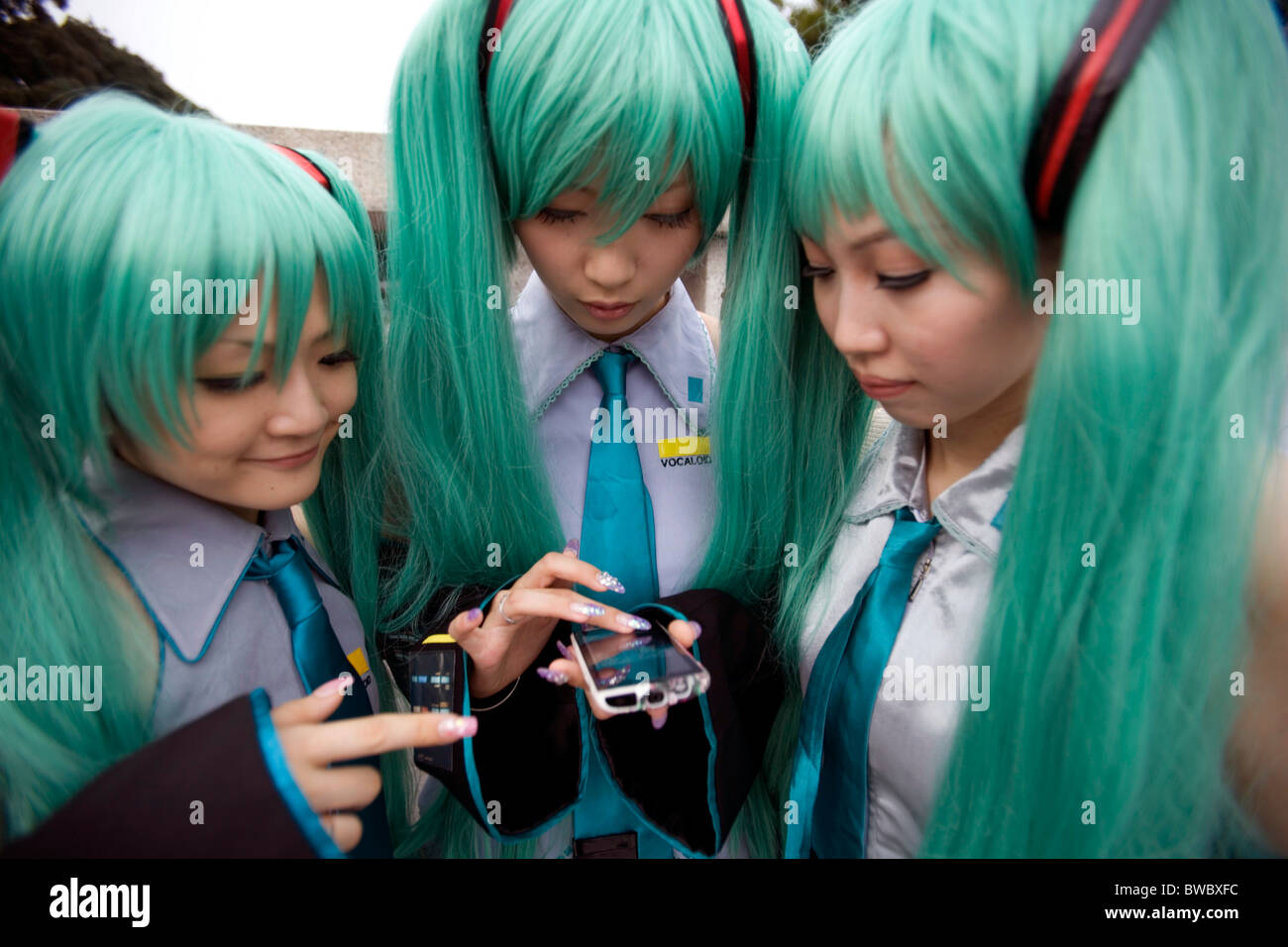 Les filles de Shibuya mikumiku à photos sur un téléphone mobile, Harajuku, Tokyo, Japon. Banque D'Images