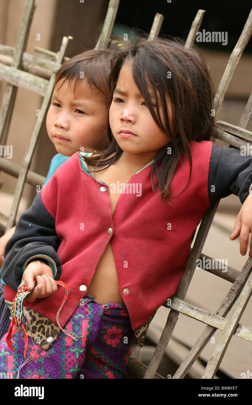Enfants Hmong de vendre des bracelets à touristes dans un petit village  entre Pakbeng et Luang Prabang, Laos Photo Stock - Alamy