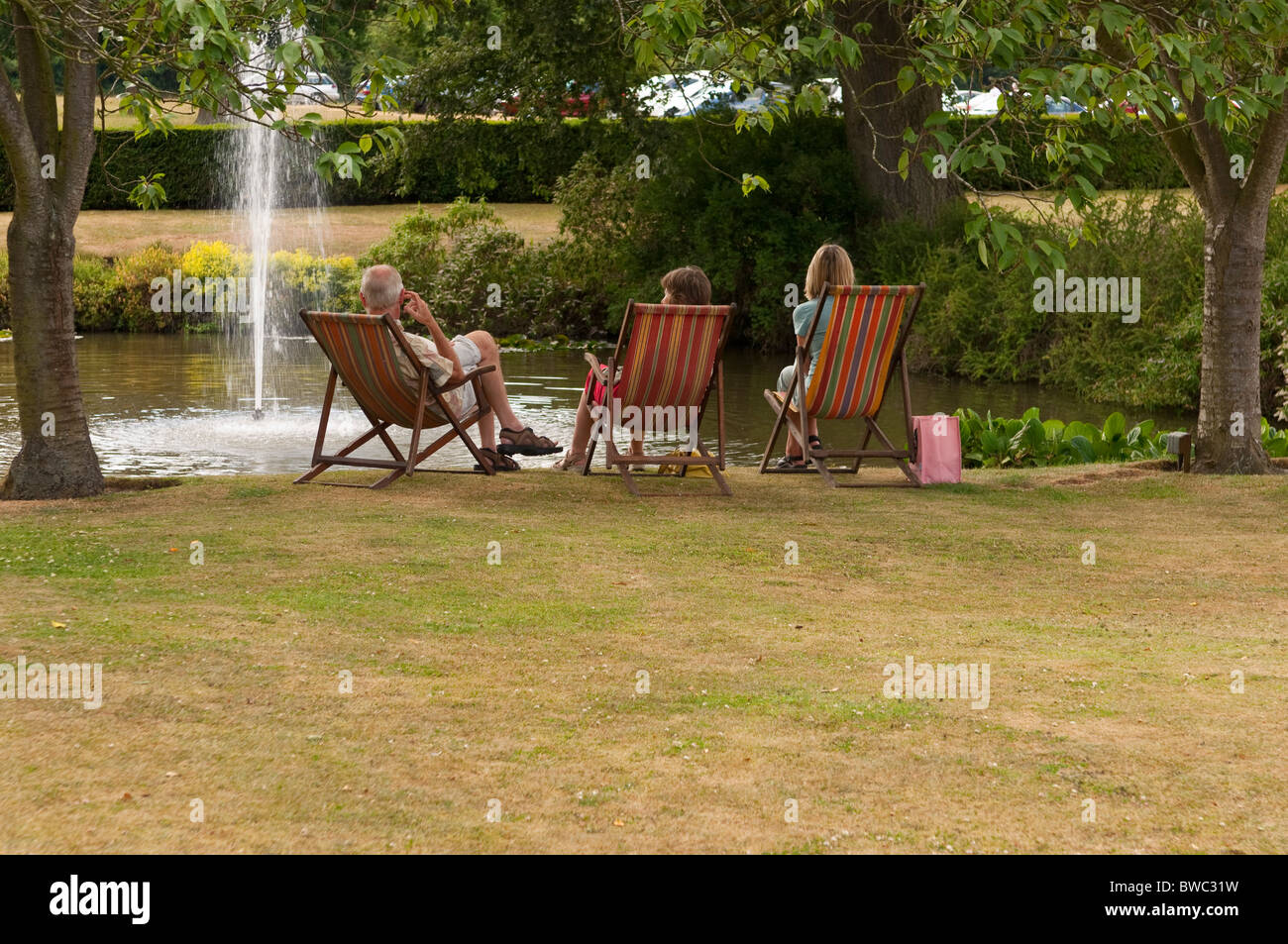 Les visiteurs vous détendre dans des chaises longues à l'ouverture du hall Redisham gardens de Redisham , Suffolk , Bretagne , France Banque D'Images