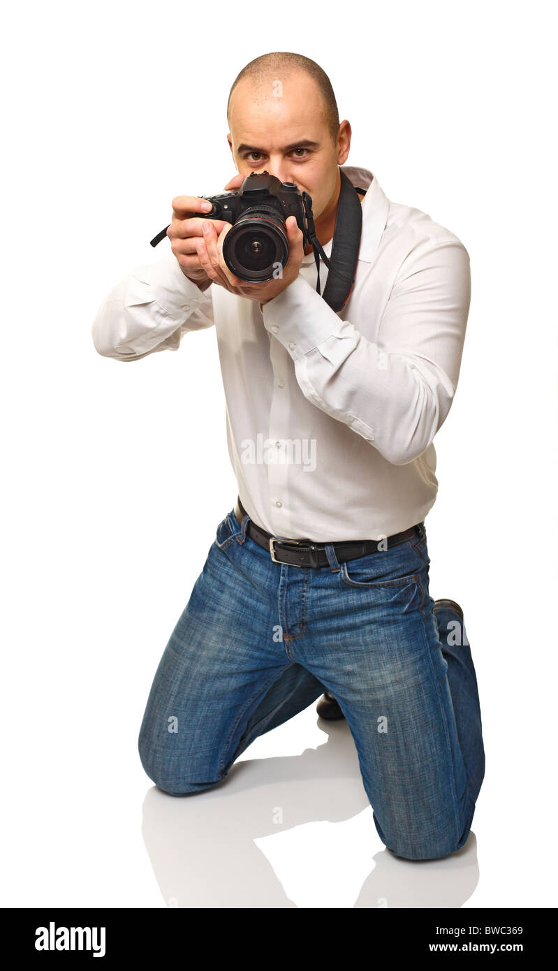 Le jeune photographe au travail isolé sur fond blanc Banque D'Images
