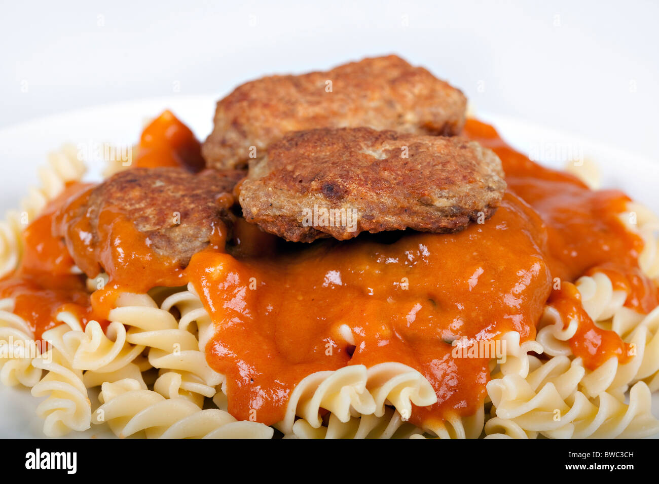 Boulettes de viande avec sauce tomate fraîche et les fusilli Banque D'Images