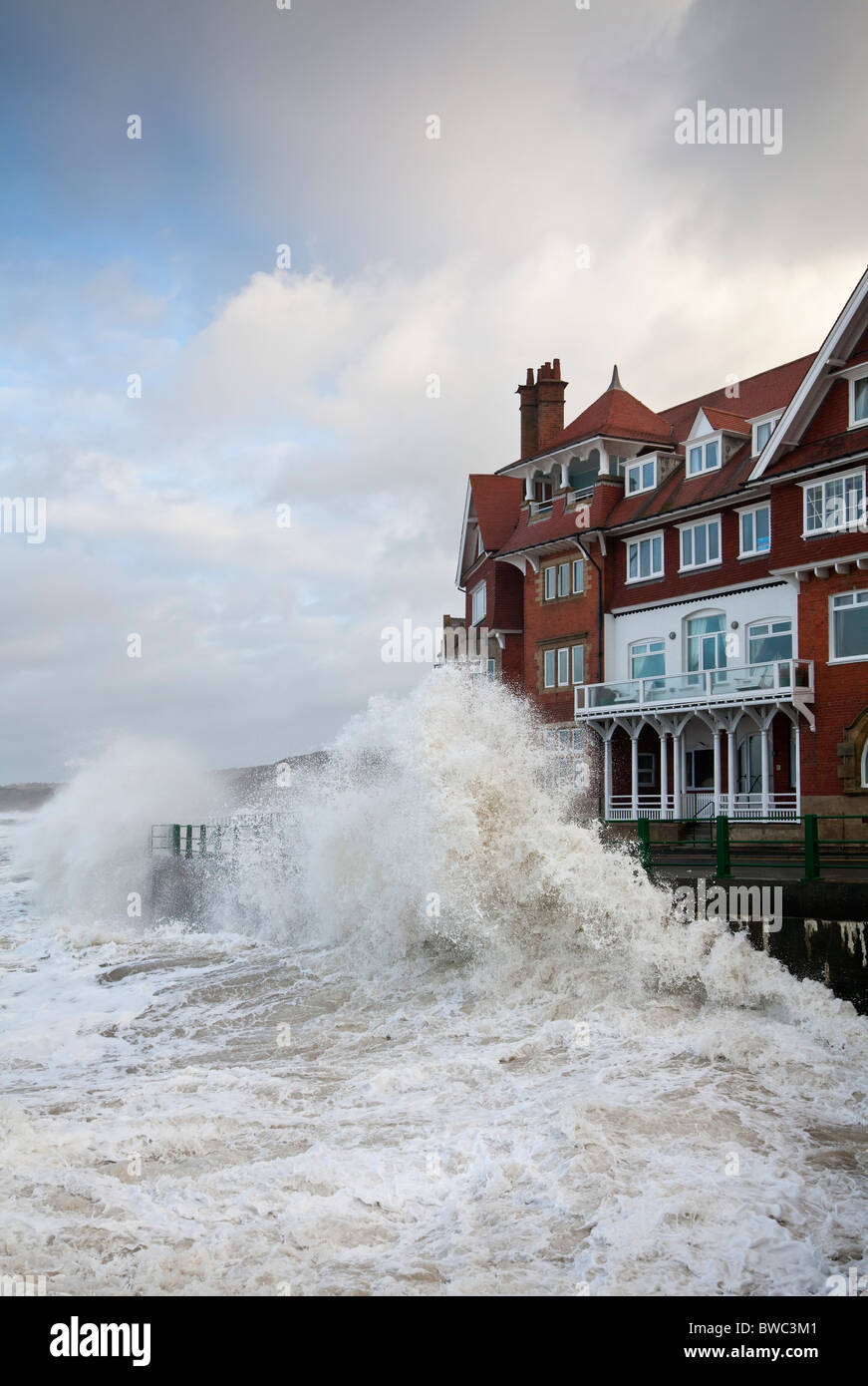 Mer Agitée à Sandsend, Yorkshire du Nord. Banque D'Images