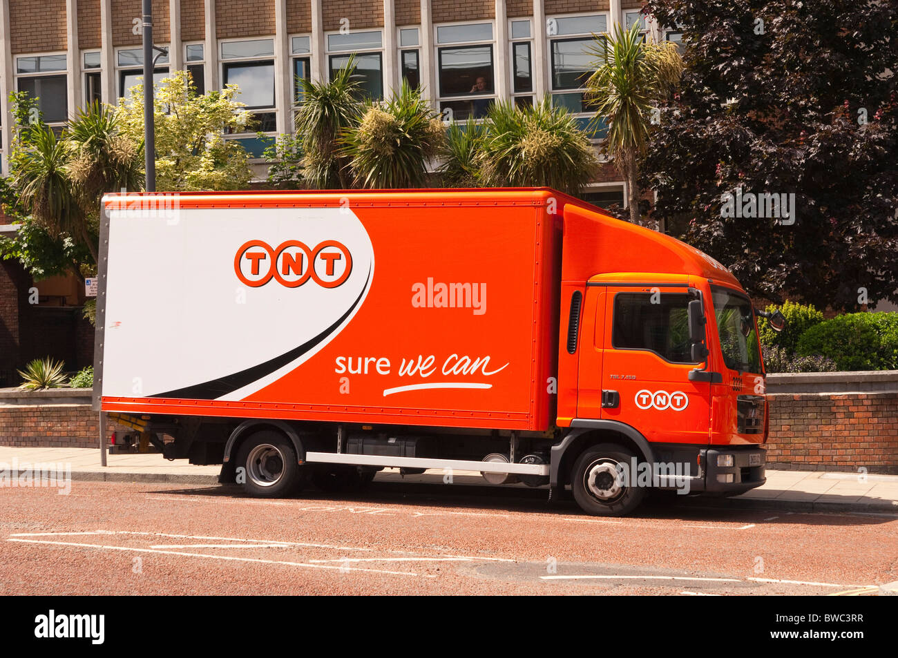 Tnt courier Banque de photographies et dimages à haute résolution - Alamy