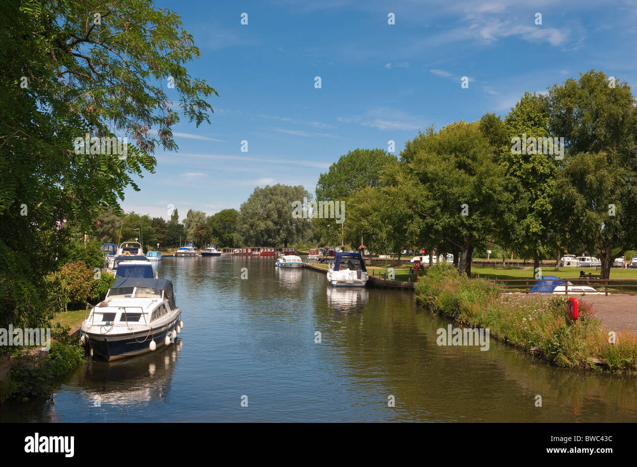 Le quai avec des bateaux sur la rivière Waveney en Beccles , Suffolk , Bretagne , France Banque D'Images