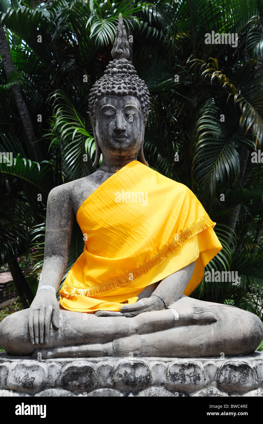 Statues de Bouddha avec des bandes orange Banque D'Images