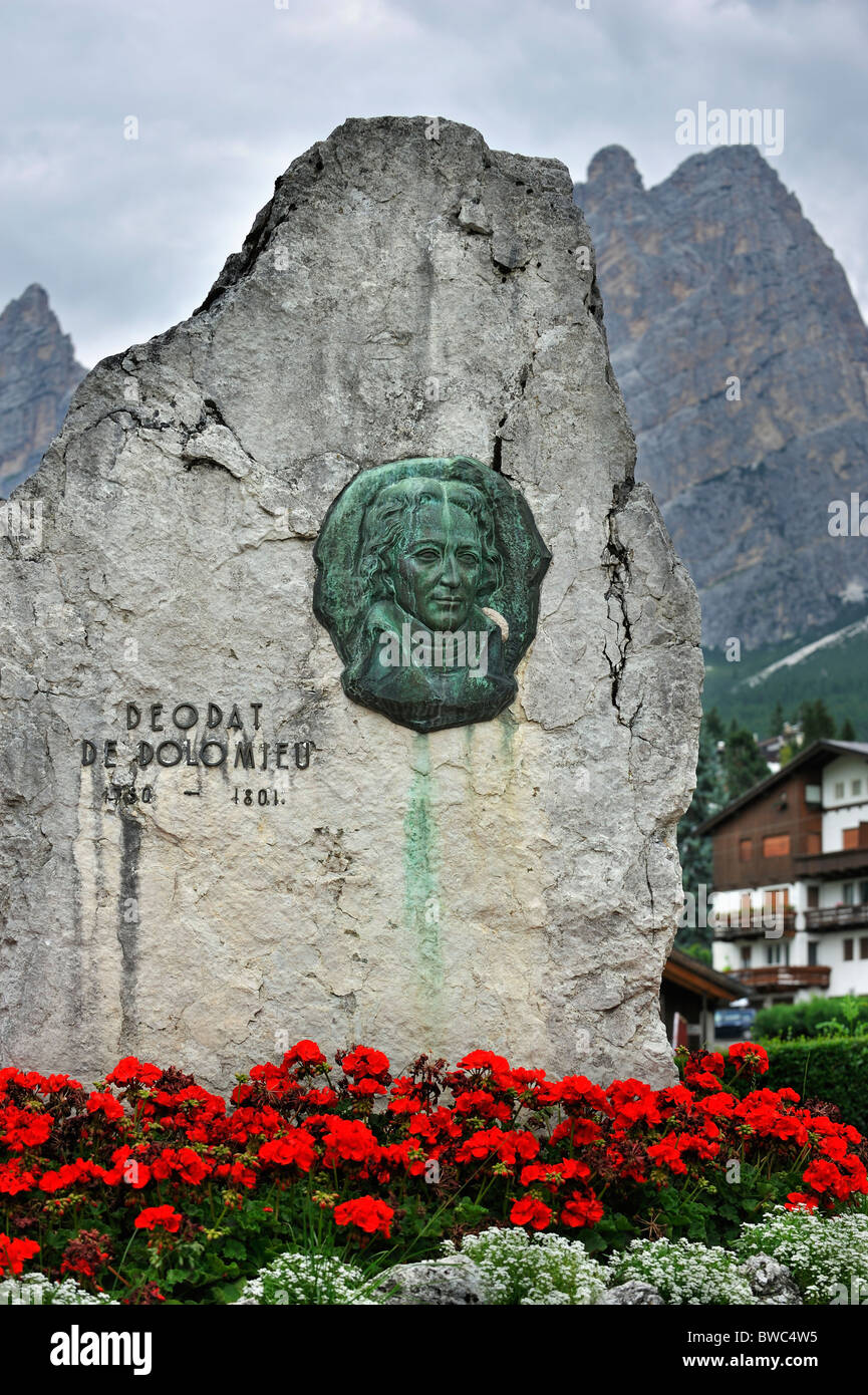 Monument en l'honneur du géologue français Déodat Gratet de Dolomieu à Cortina d'Ampezzo, Dolomites, Italie Banque D'Images