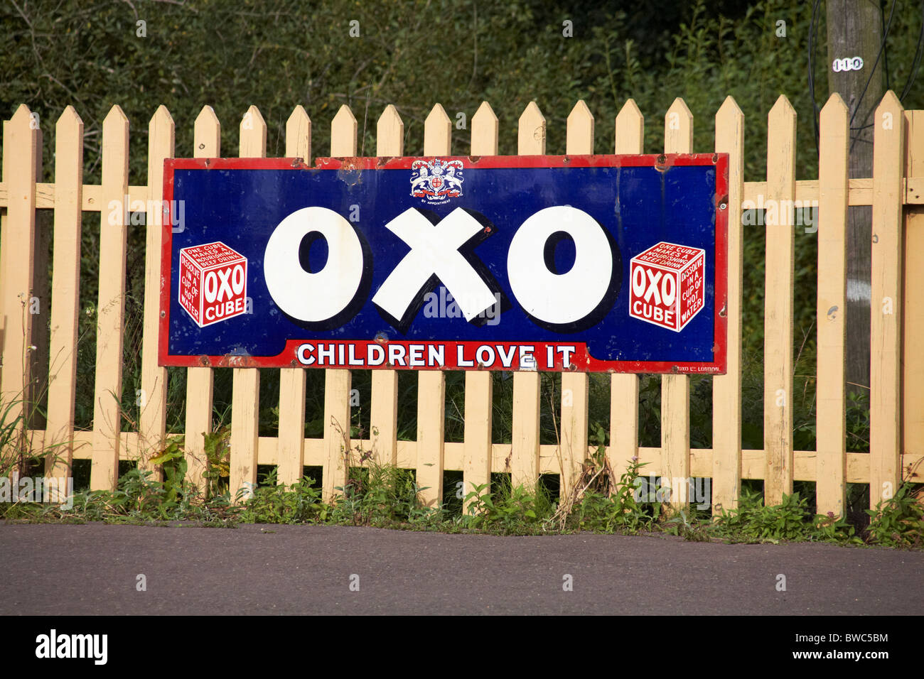 Oxo annonce à grillage de plate-forme de la gare dans le Dorset Banque D'Images