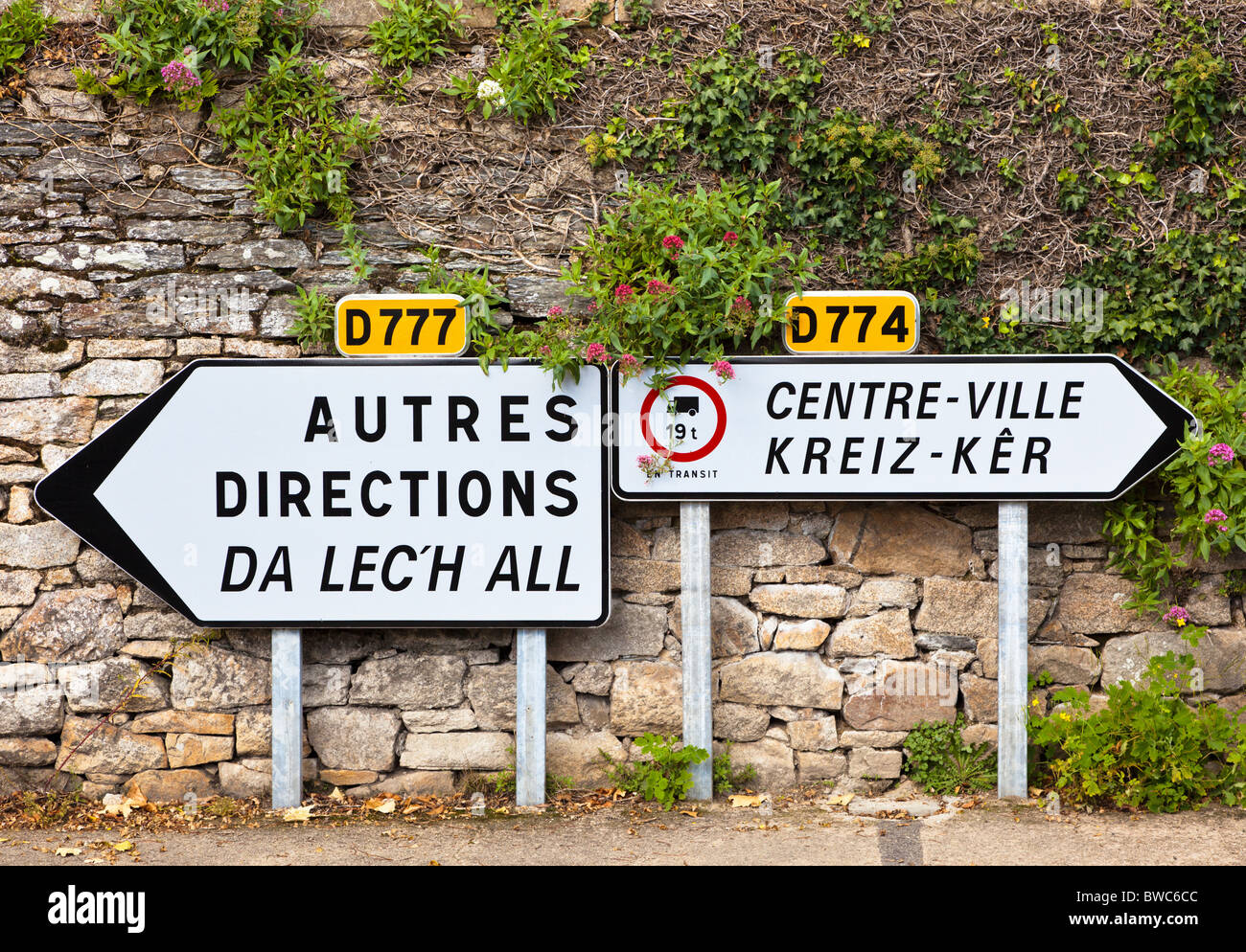 Panneau de signalisation bilingue français à un carrefour pour les routes d dans un centre-ville, Bretagne, France, Europe, avec traduction bretonne Banque D'Images