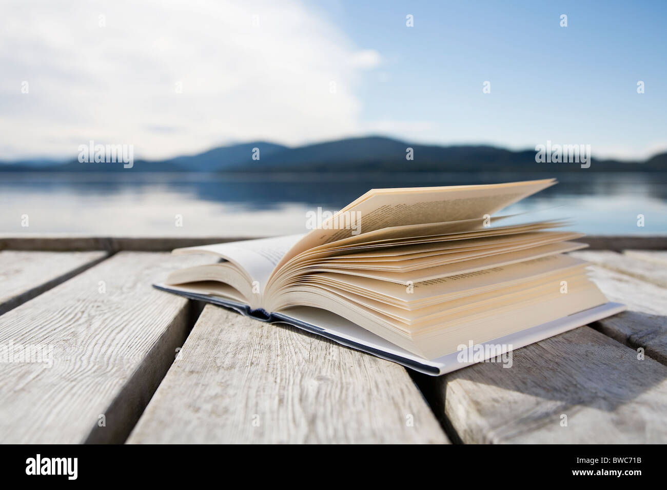 Livre sur la jetée par la mer et les montagnes Banque D'Images