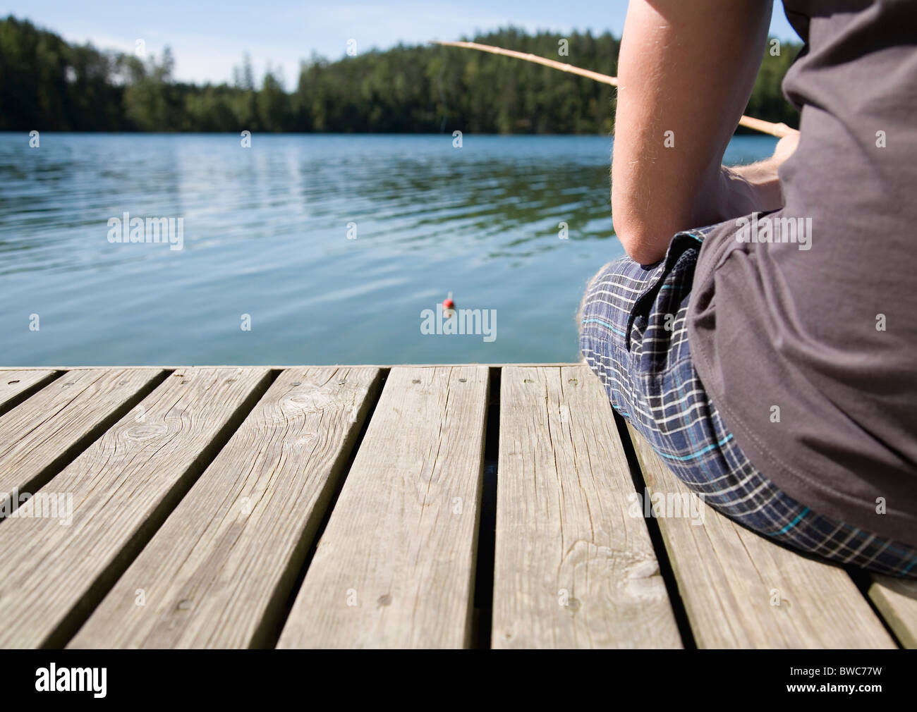 Jetée sur l'homme, la pêche avec la tige de bambou Banque D'Images