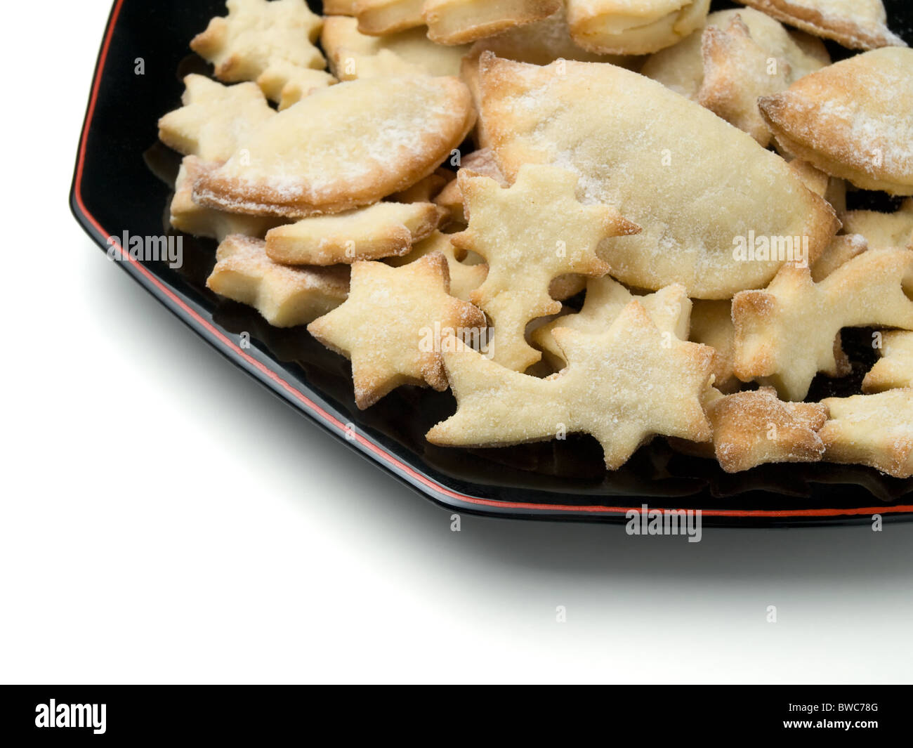 Biscuits de Noël dans différentes formes, sur la plaque , coup prises d'en haut Banque D'Images