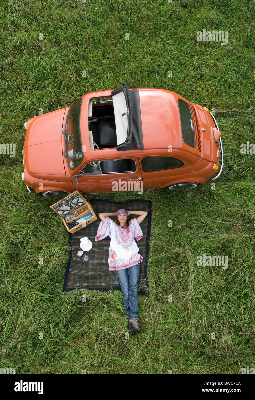 Détente femme hippie avec pique-nique en voiture Banque D'Images