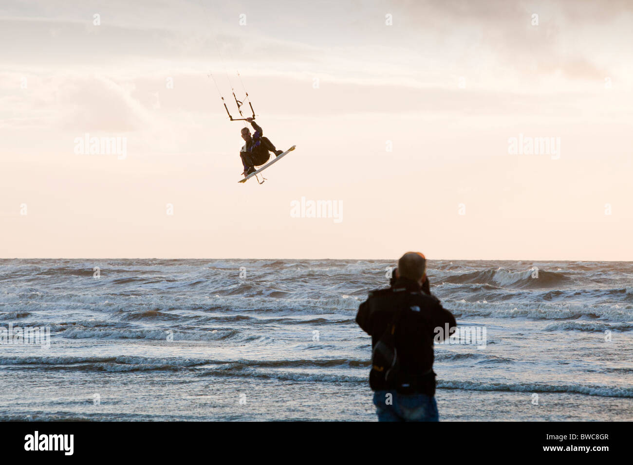 Un Kite surfer de sauter sur la côte de Fylde entre Blackpool et Lytham, Lancashire, Royaume-Uni. Banque D'Images