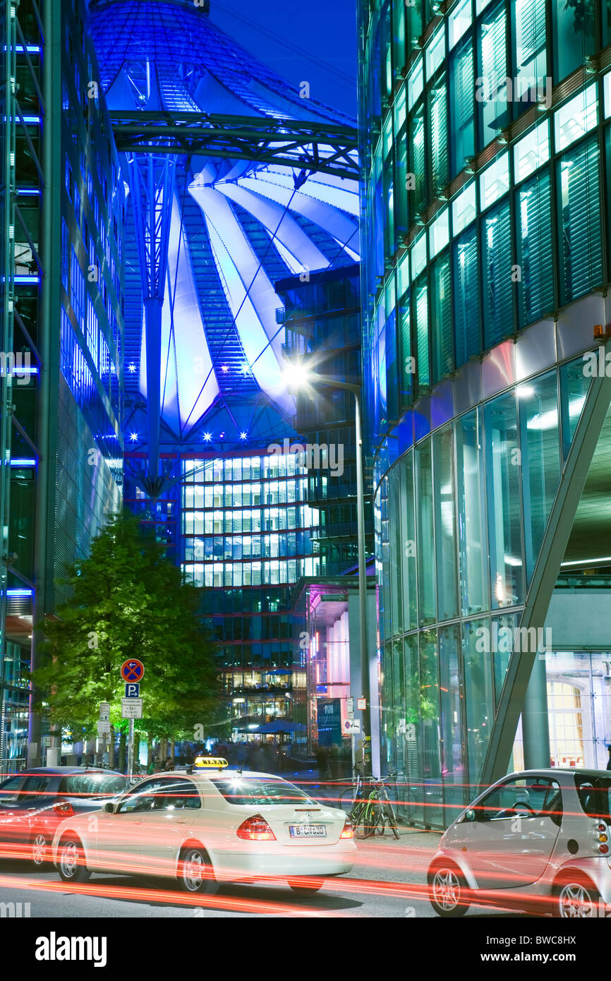 Location de light trails sur rue la nuit, Potsdamer Platz, Sony Center, Berlin, Brandenburg, Allemagne Banque D'Images