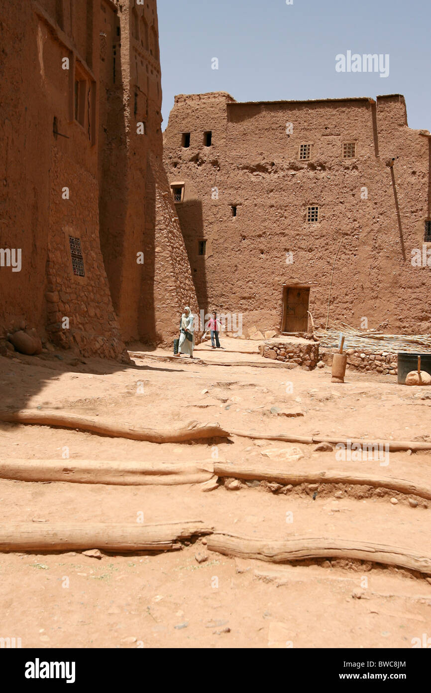 Les étroites ruelles et rues de la Kasbah de Aït Benhaddou au Maroc Banque D'Images