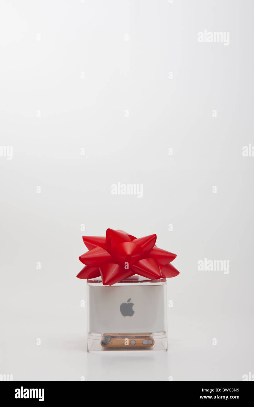 Cadeau d'Apple pour Noël avec un arc rouge sur le dessus. Banque D'Images