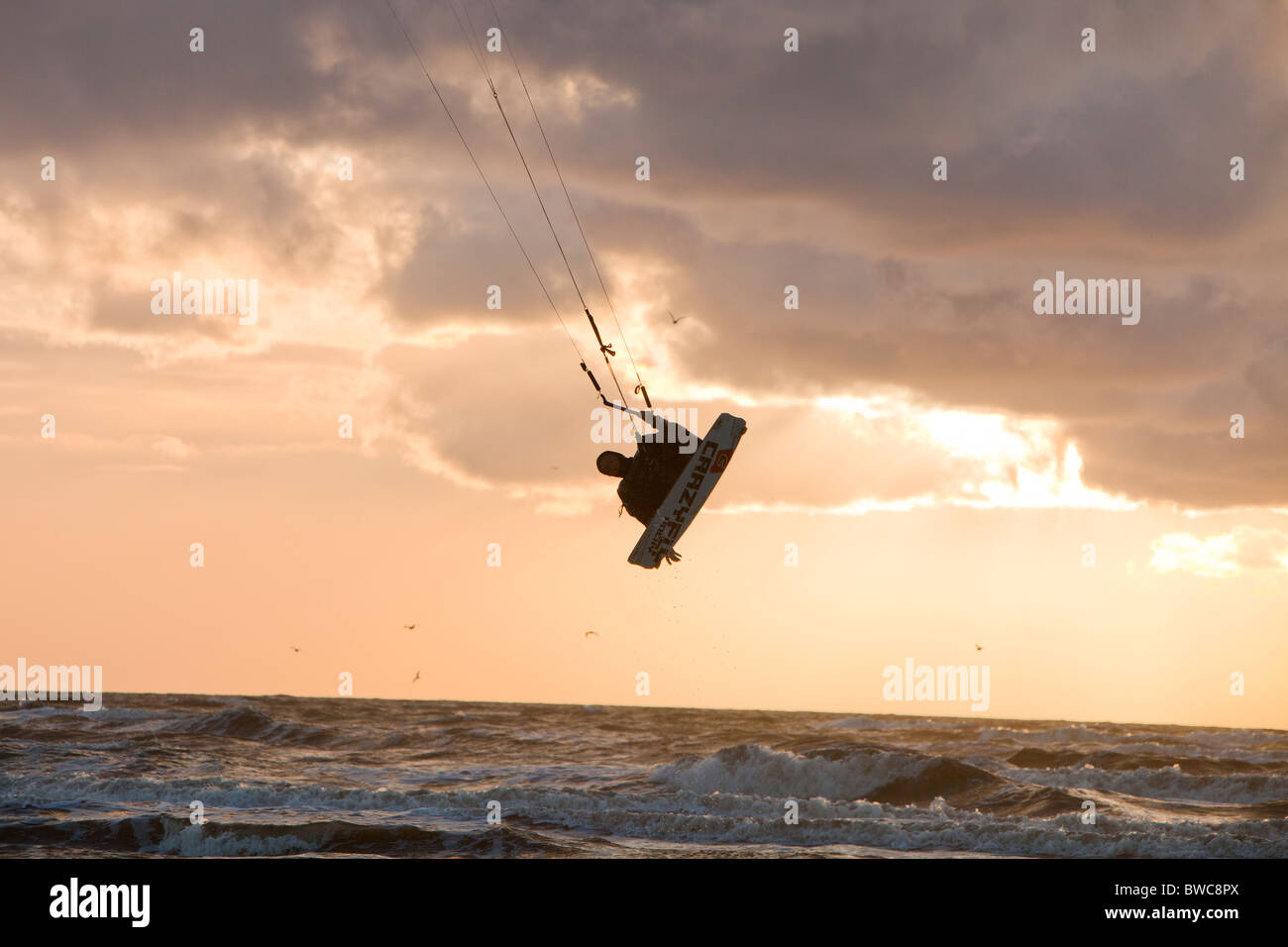 Un Kite surfer de sauter sur la côte de Fylde entre Blackpool et Lytham, Lancashire, Royaume-Uni. Banque D'Images
