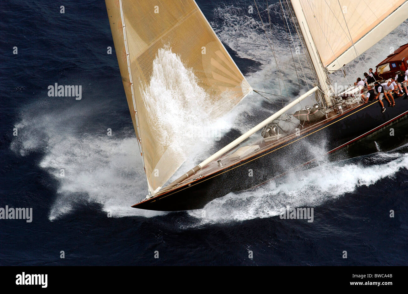 Les captures de la vague de proue dans la flèche sur la J-Class 'Rainbow' comme elle bat au vent à Antigua Classics 2003. Banque D'Images