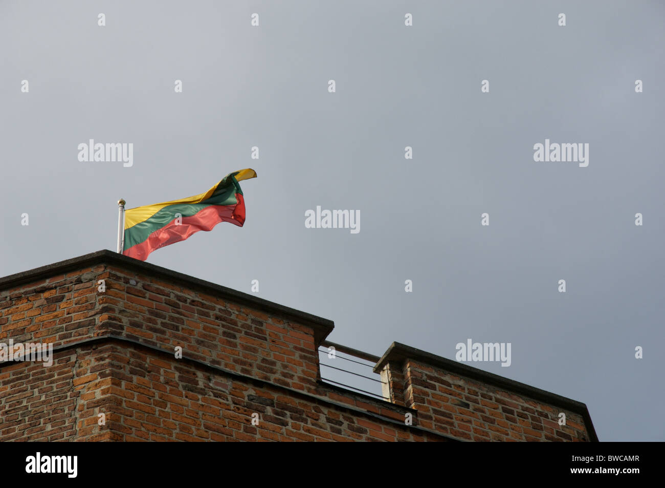 Le drapeau flotte lituanienne sur la Tour du château. Banque D'Images