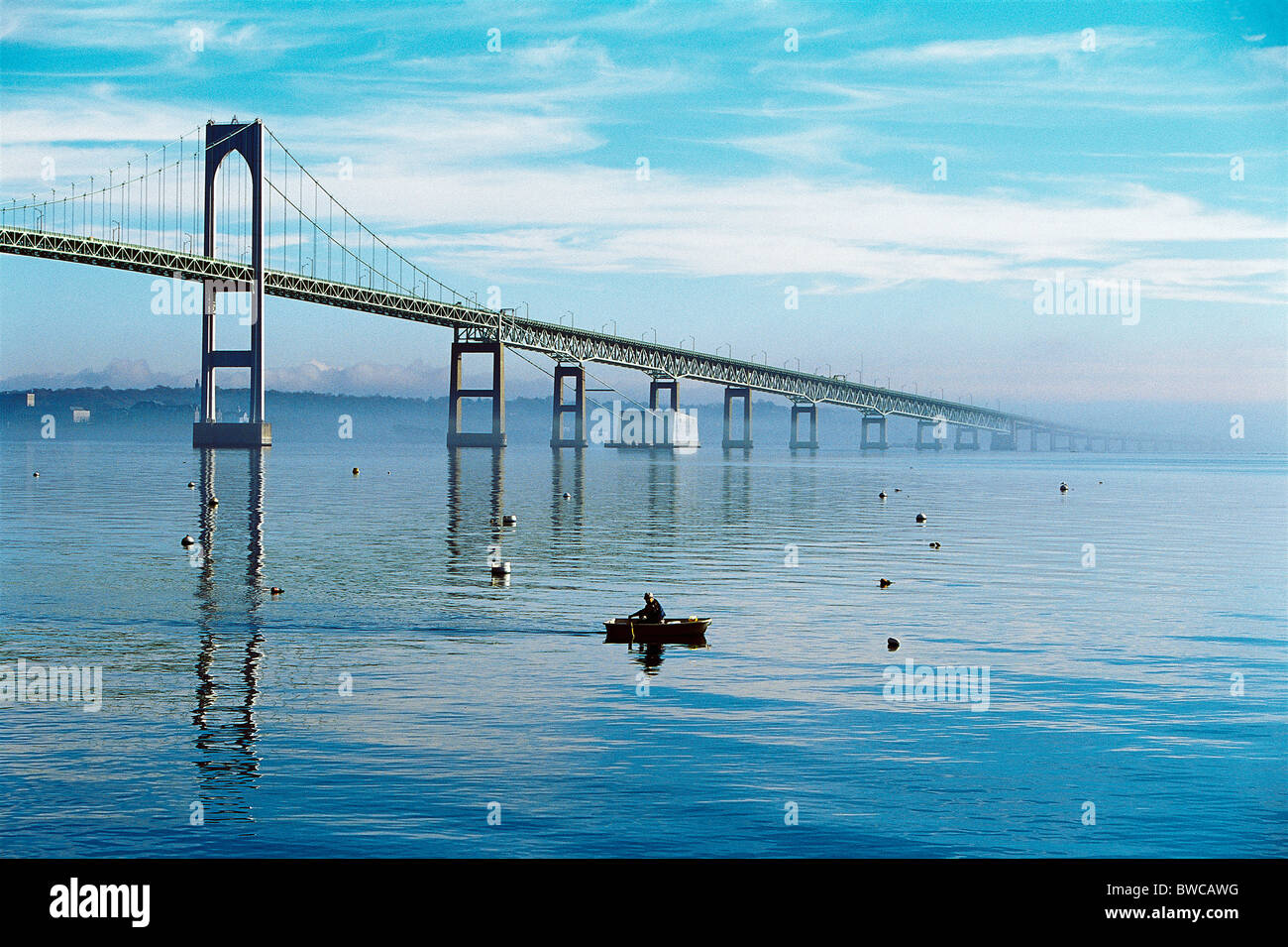 Rameur solitaire faire place sous le pont de Newport à Jamestown, Rhode Island, USA. Banque D'Images