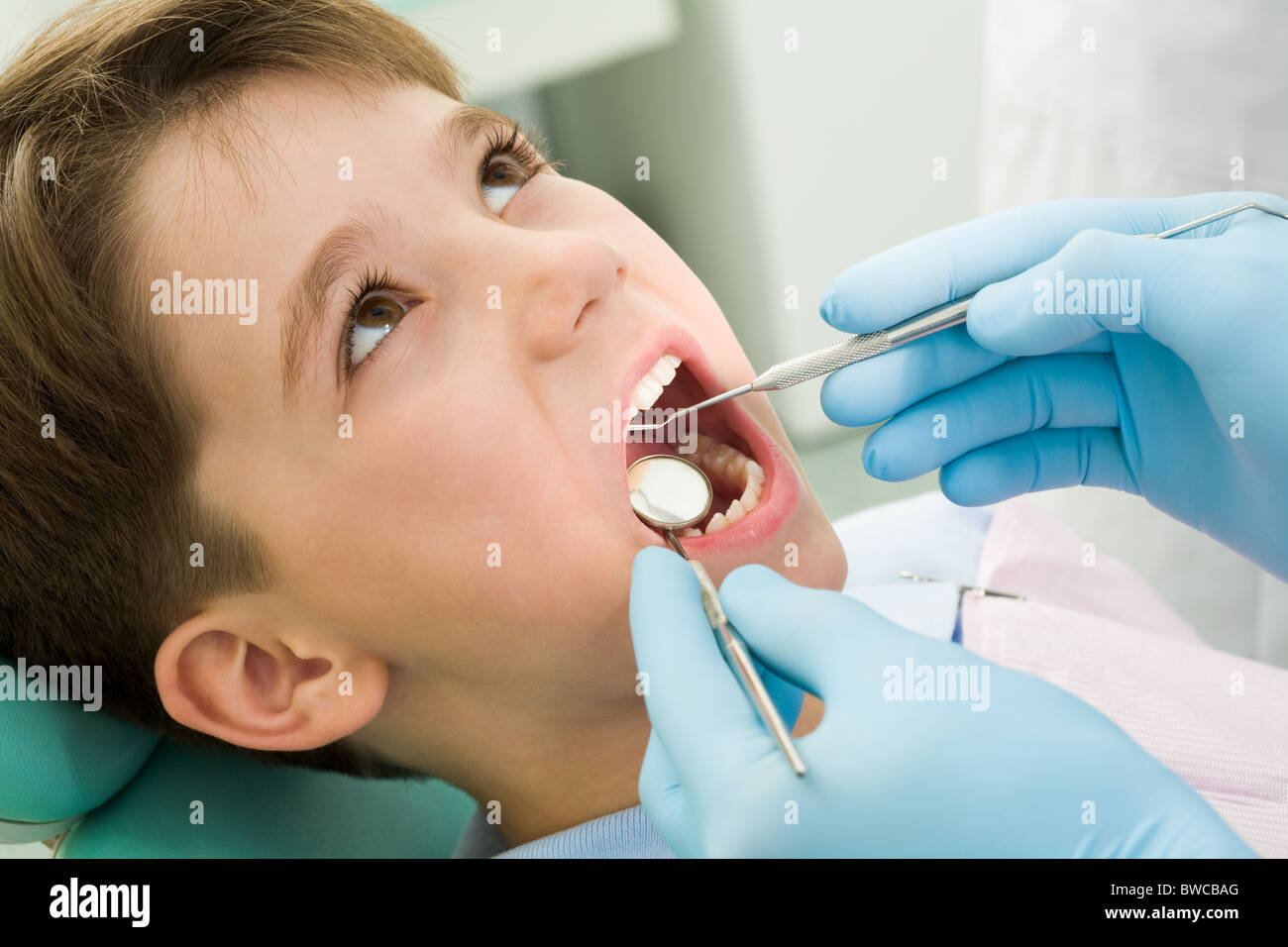 Close-up of little boy ouvrir la bouche pendant l'examen dentaire Banque D'Images