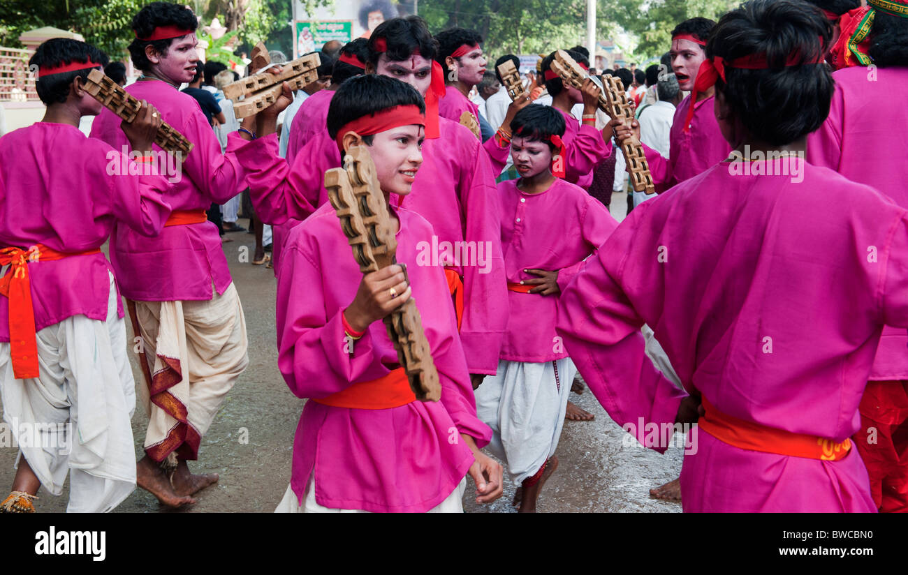 Festival indien street dance artistes à Sathya Sai Baba 85e anniversaire à Puttaparthi, Andhra Pradesh, Inde Banque D'Images