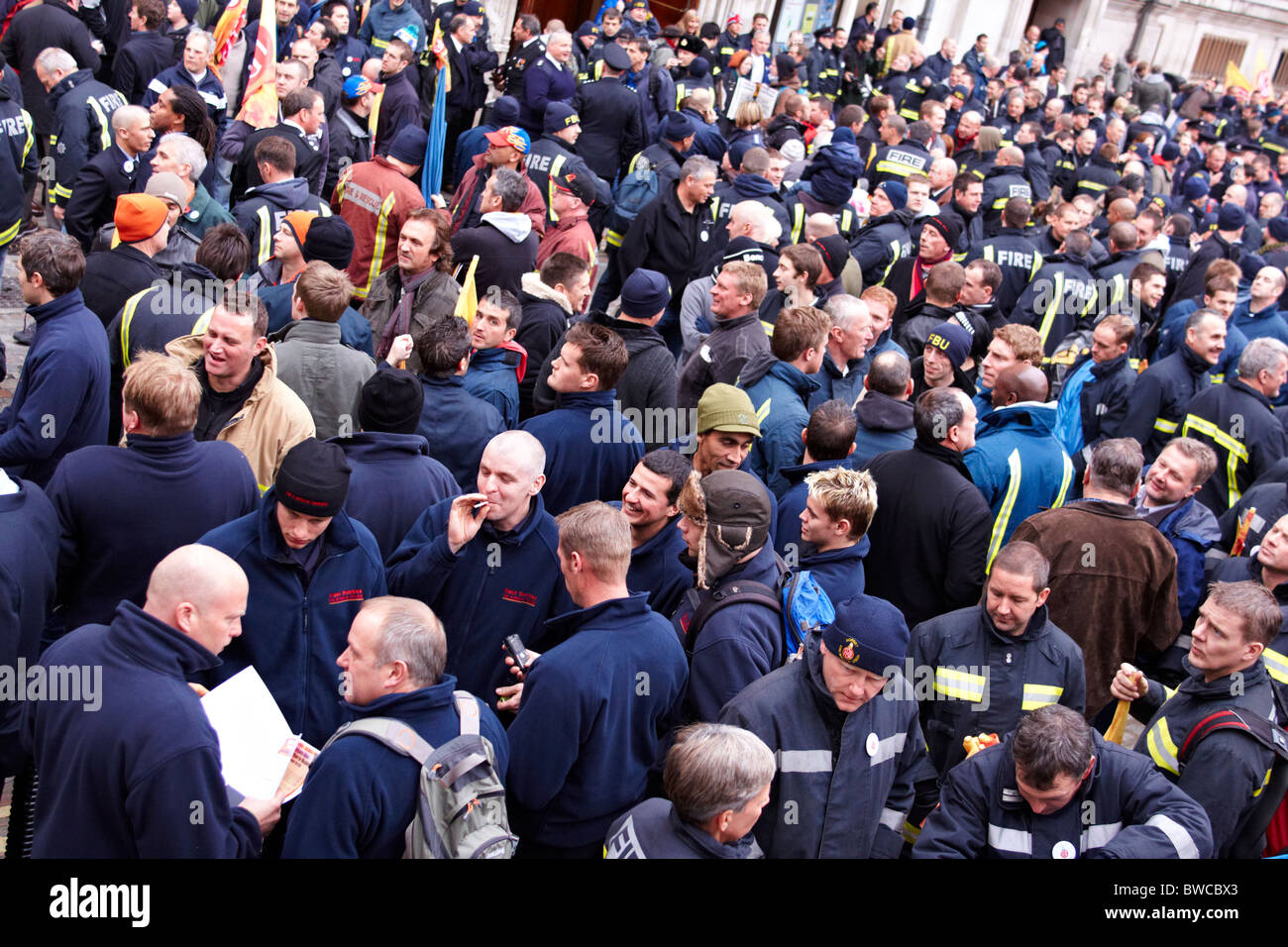 Les pompiers mars lors d'un conflit de travail Banque D'Images