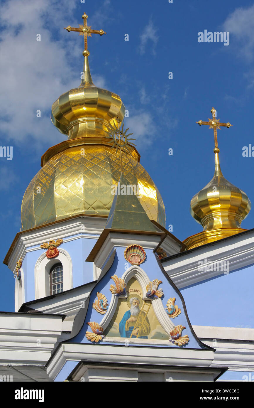 Dômes dorés de Saint Michel l'église orthodoxe à Kiev, Ukraine Banque D'Images