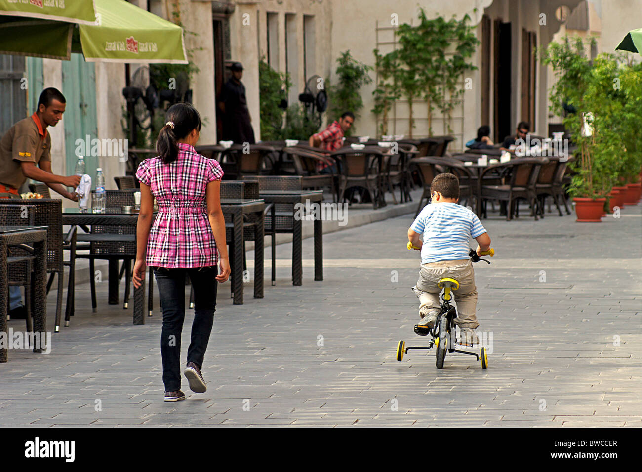 Enfant Souq Waqif Doha Qatar islamique traditionnel Banque D'Images