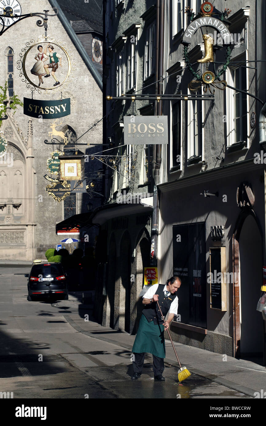 Nettoyage du matin, la rue Getreidegasse, Salzbourg, Autriche Banque D'Images