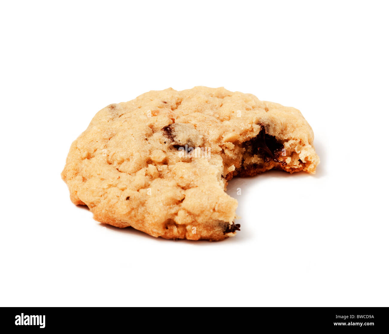 Un biscuit aux brisures de chocolat avec une bouchée de c Banque D'Images