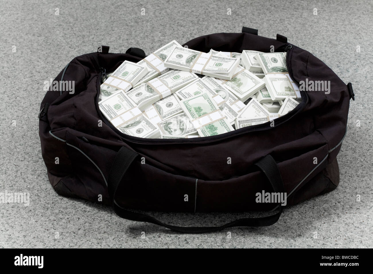 Image de grand sac plein de dollars américains sur le sol Banque D'Images