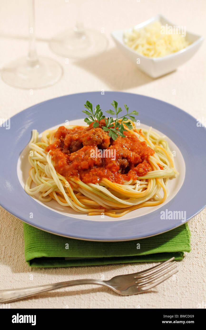 Spaghetti aux Boulettes de viande. L'étape par étape : PP43C5-PP43E8-PP43FK-PP43H7 Banque D'Images