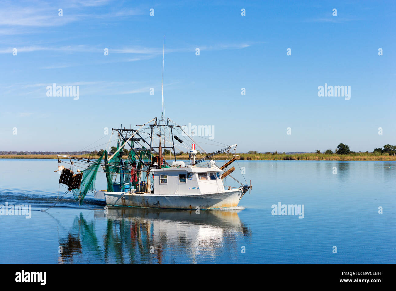 Bateau de pêche près de l'embouchure de la Rivière Apalachicola, Apalachicola, la Côte du Golfe, Florida, USA Banque D'Images