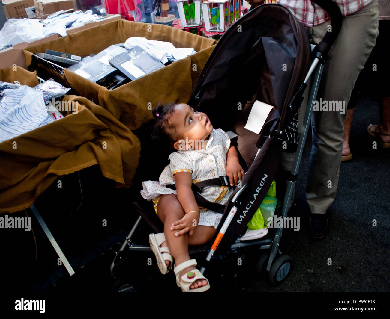 Petite fille dans une poussette dans un marché à Perpignan dans le sud-ouest de la France Banque D'Images