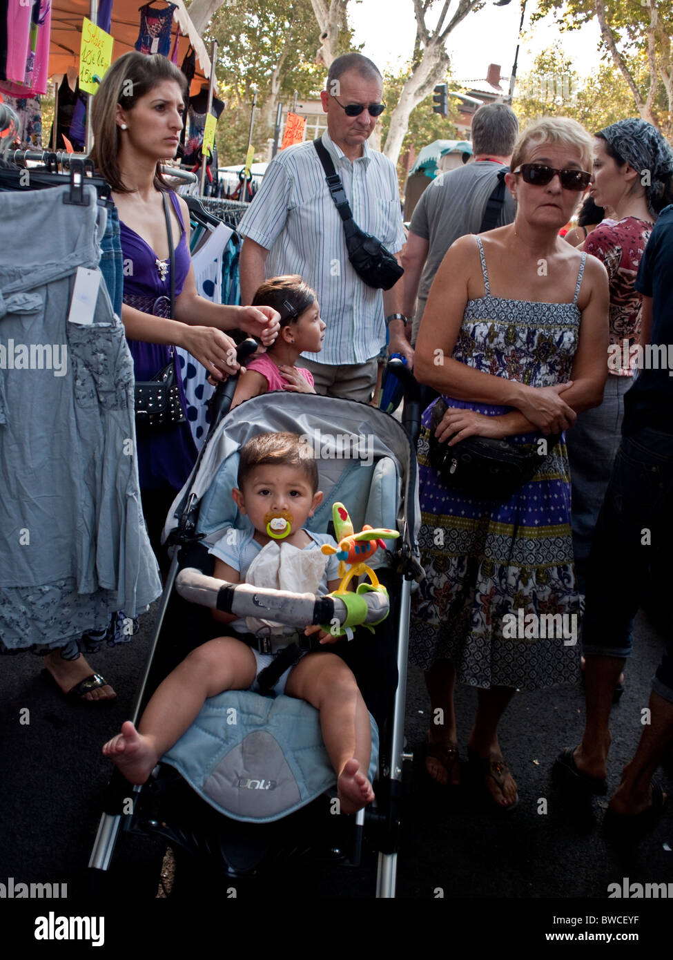 Petit garçon dans une poussette à un marché à Perpignan France Banque D'Images