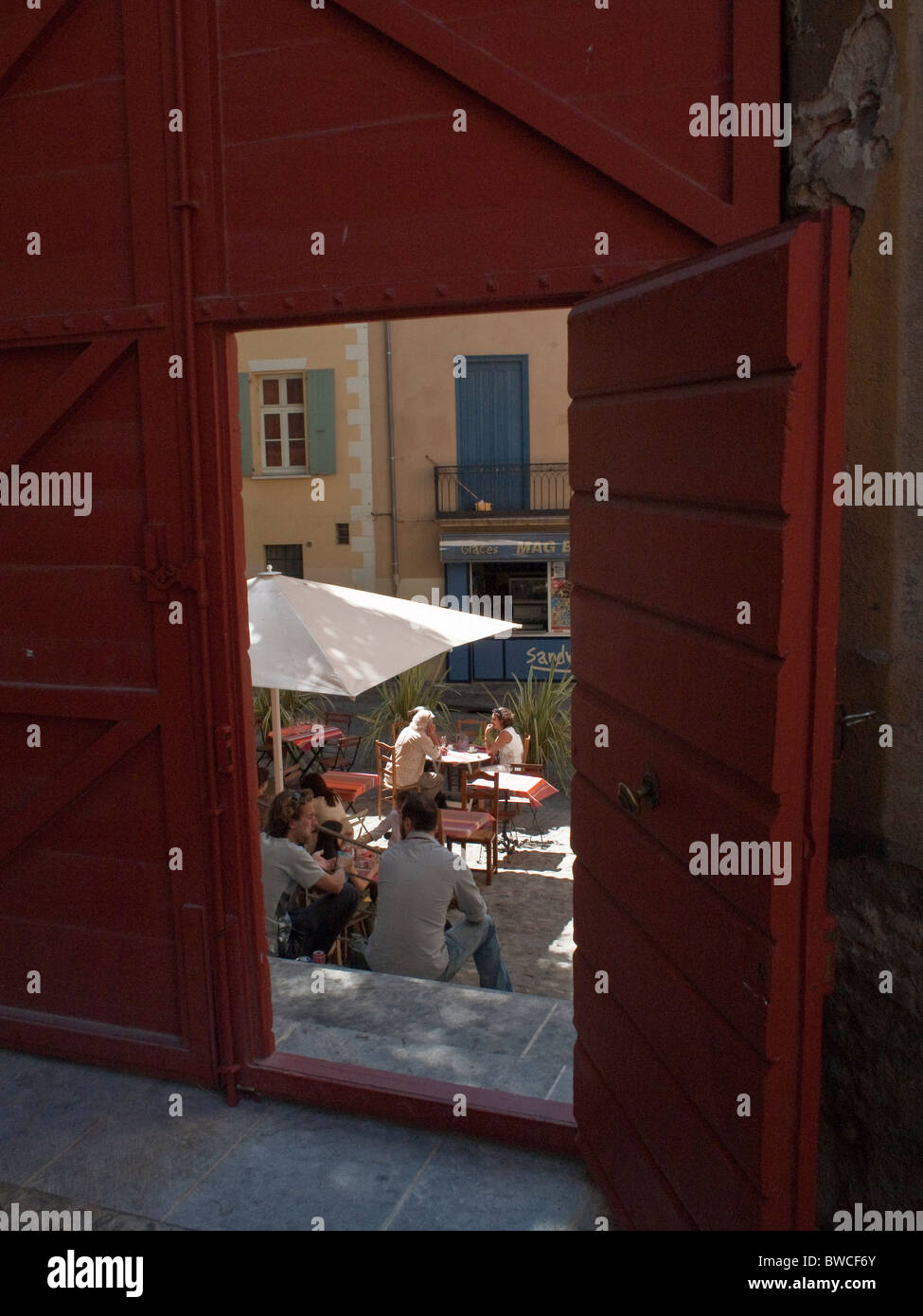 Restaurant le midi dans les vieux quartiers de Perpignan lors de la Visa pour l'image du photojournalisme Banque D'Images