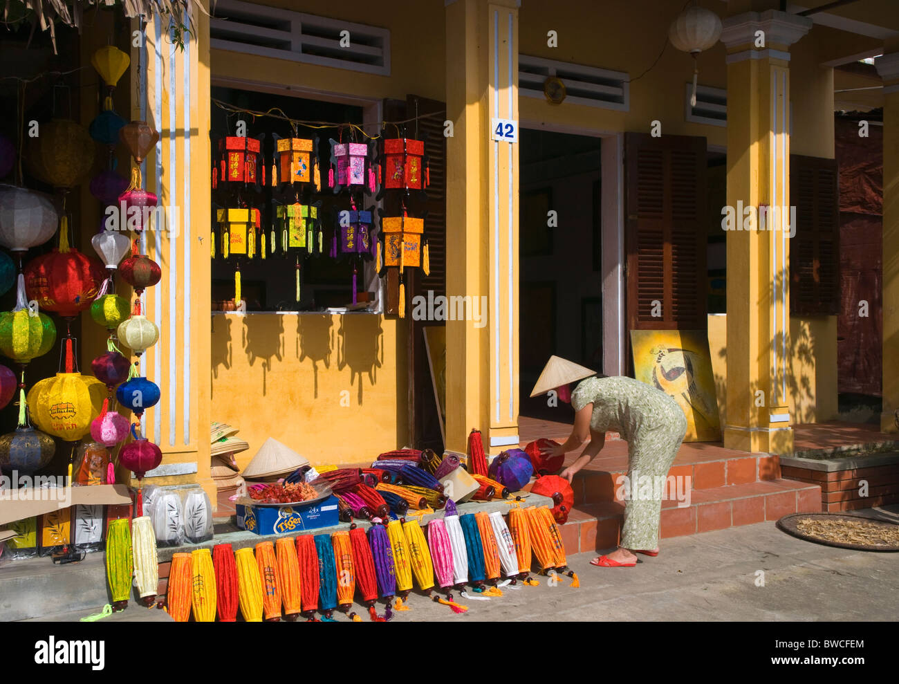 Vendeur lanterne dans Hoi An, Vietnam Banque D'Images