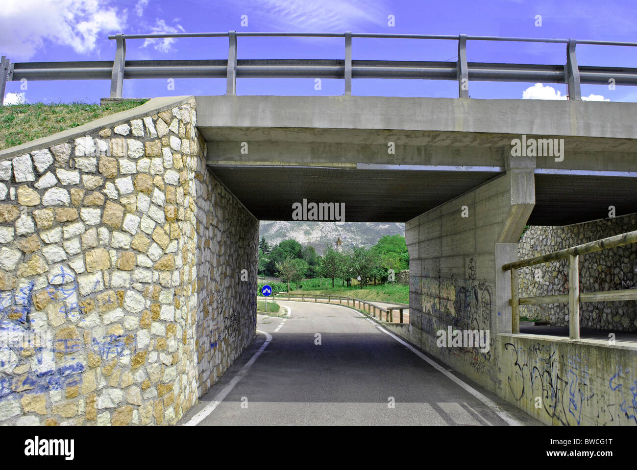 Pont de pierre pour piste cyclable Banque D'Images