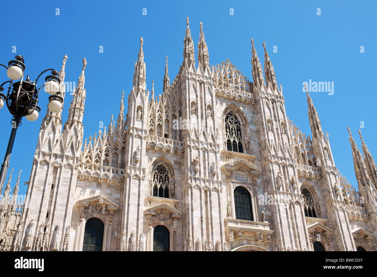 Façade gothique de la cathédrale de Milan dans la Piazza del Duomo, en Italie. Banque D'Images Façade gothique de la cathédrale de Milan dans la Piazza del Duomo, en Italie. Banque D'Images
