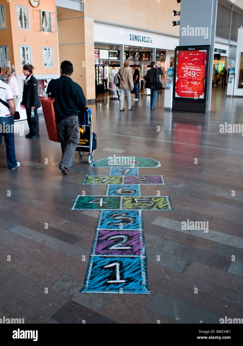 Un hop skip jump et aire de jeux pour les enfants disposés sur le sol à l'aéroport Arlanda de Stockholm La borne numéro deux Banque D'Images