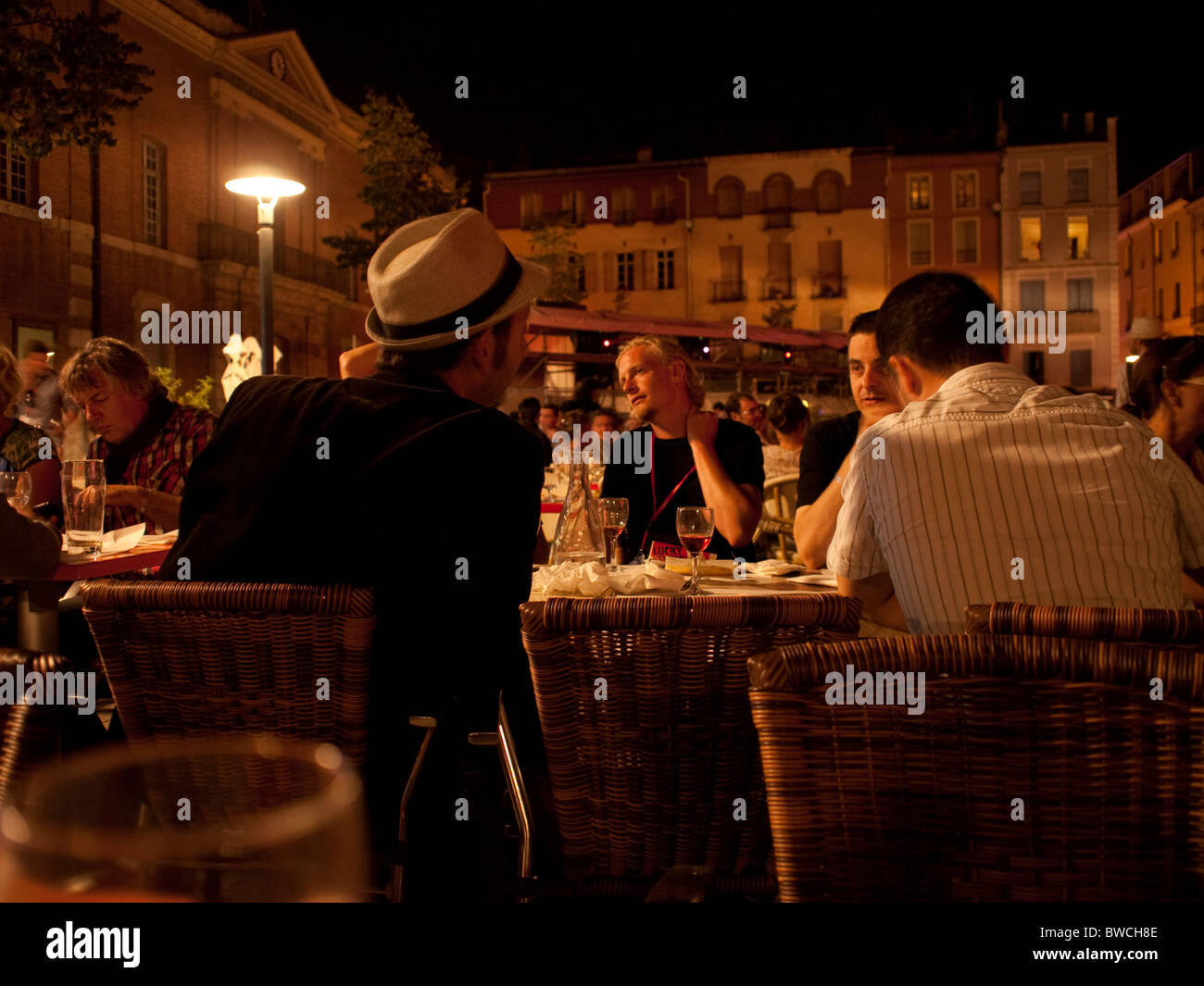 Restaurant en plein air à la place de la République, Perpignan France au cours de la soirée photo montrer lors de festival de photojournalisme Banque D'Images