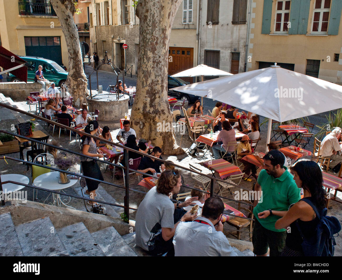 Restaurant le midi dans les vieux quartiers de Perpignan lors de la Visa pour l'image du photojournalisme Banque D'Images