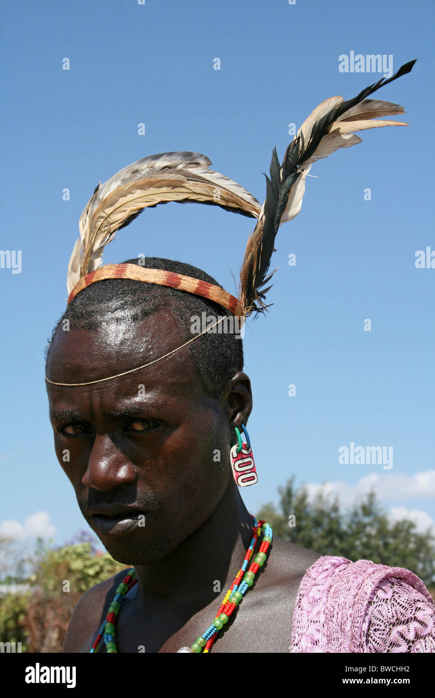 Ticam Tribesman portant Feather Headress prises dans la vallée de l'Omo, Ethiopie Banque D'Images