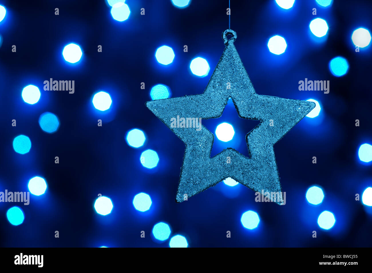 Étoile de Noël en verre. Lumières fond flou artistique. aRGB. Banque D'Images
