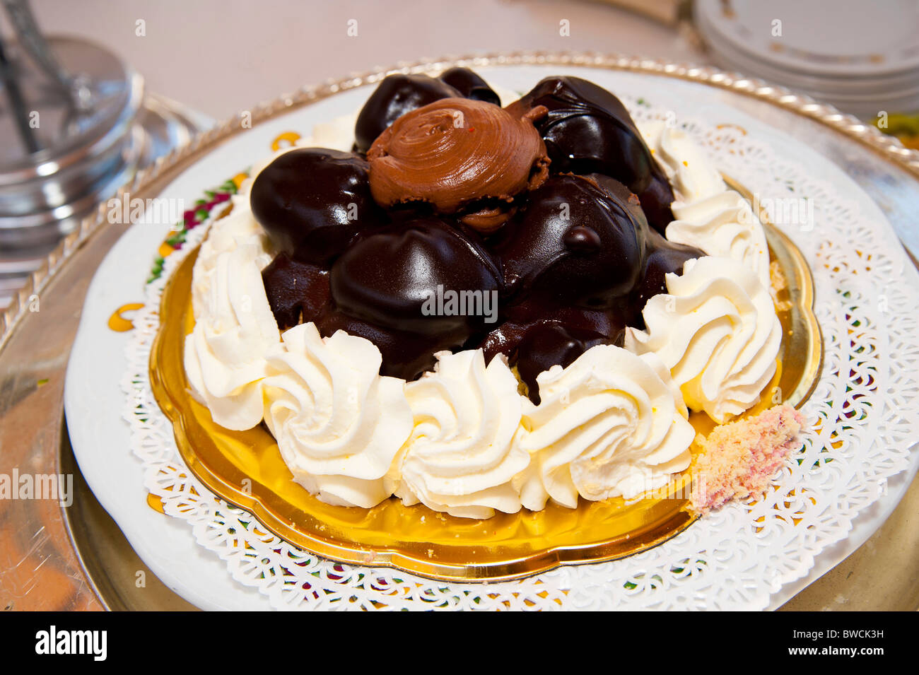 Profiterole au chocolat Banque D'Images