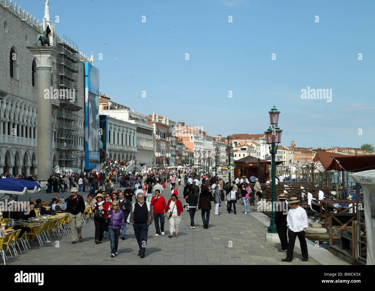 Les touristes profitant de la Piazza San Marco Banque D'Images